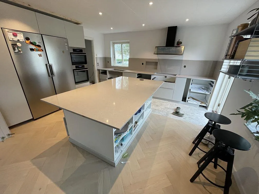 Køkkenbordplade i Technistone Noble Ivory White, Klagshamn – billede 5