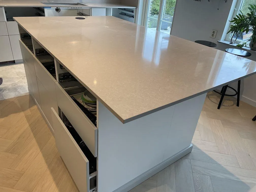 Køkkenbordplade i Technistone Noble Ivory White, Klagshamn – billede 3