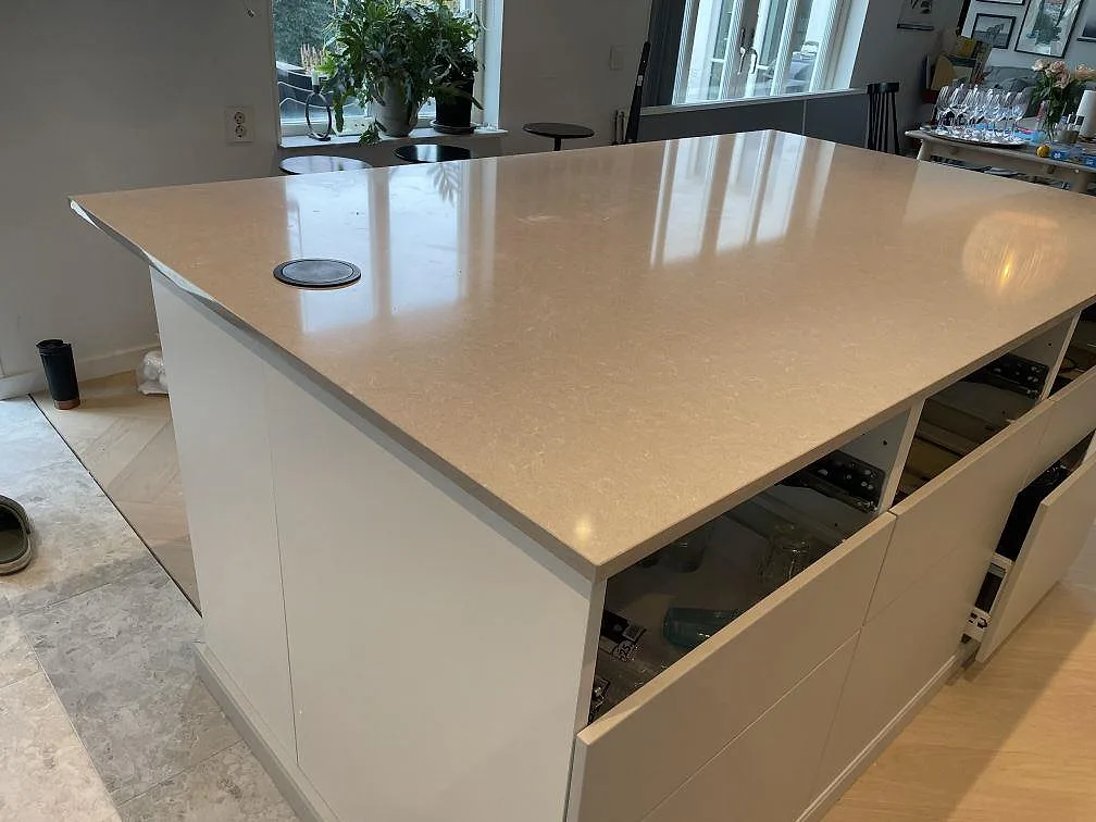 Køkkenbordplade i Technistone Noble Ivory White, Klagshamn – billede 4