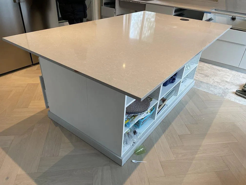 Køkkenbordplade i Technistone Noble Ivory White, Klagshamn – billede 2