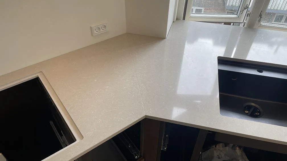 Køkkenbordplade i Technistone Noble Ivory White, København – billede 2