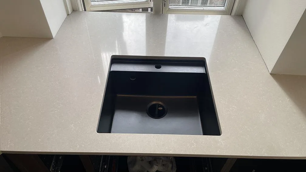 Køkkenbordplade i Technistone Noble Ivory White, København – billede 3
