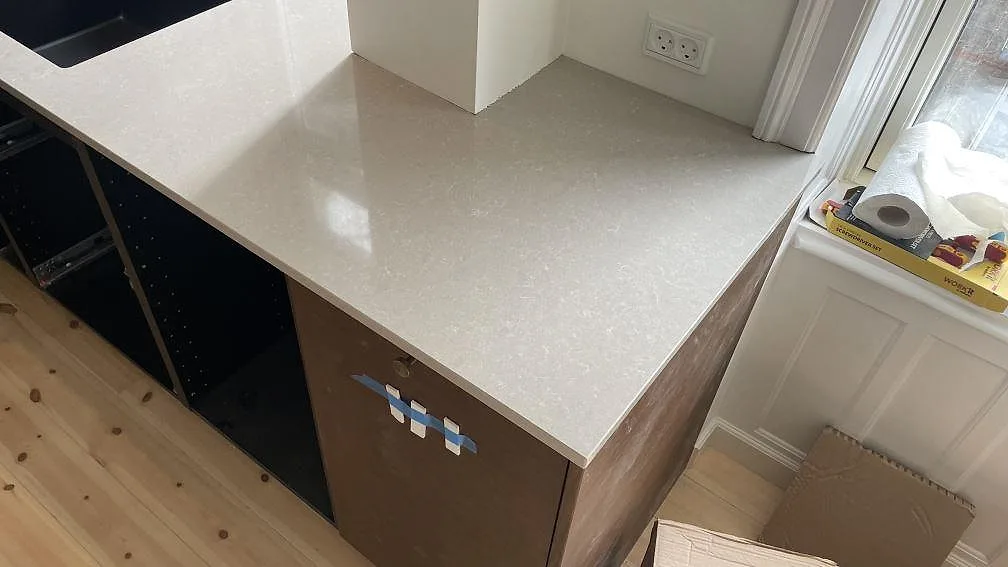 Køkkenbordplade i Technistone Noble Ivory White, København – billede 5