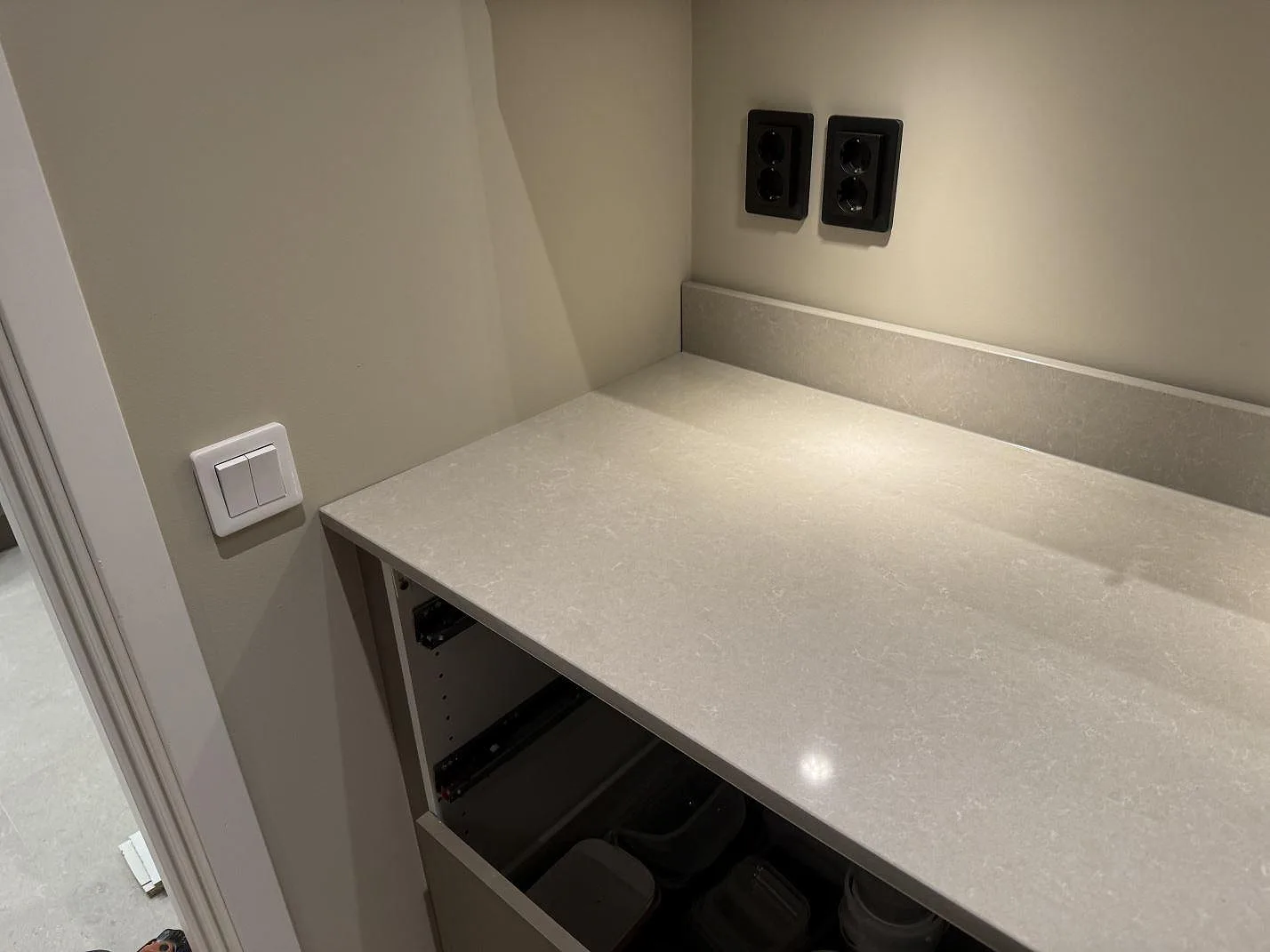 Køkkenbordplade i Technistone Noble Ivory White, Kungsbacka – billede 6