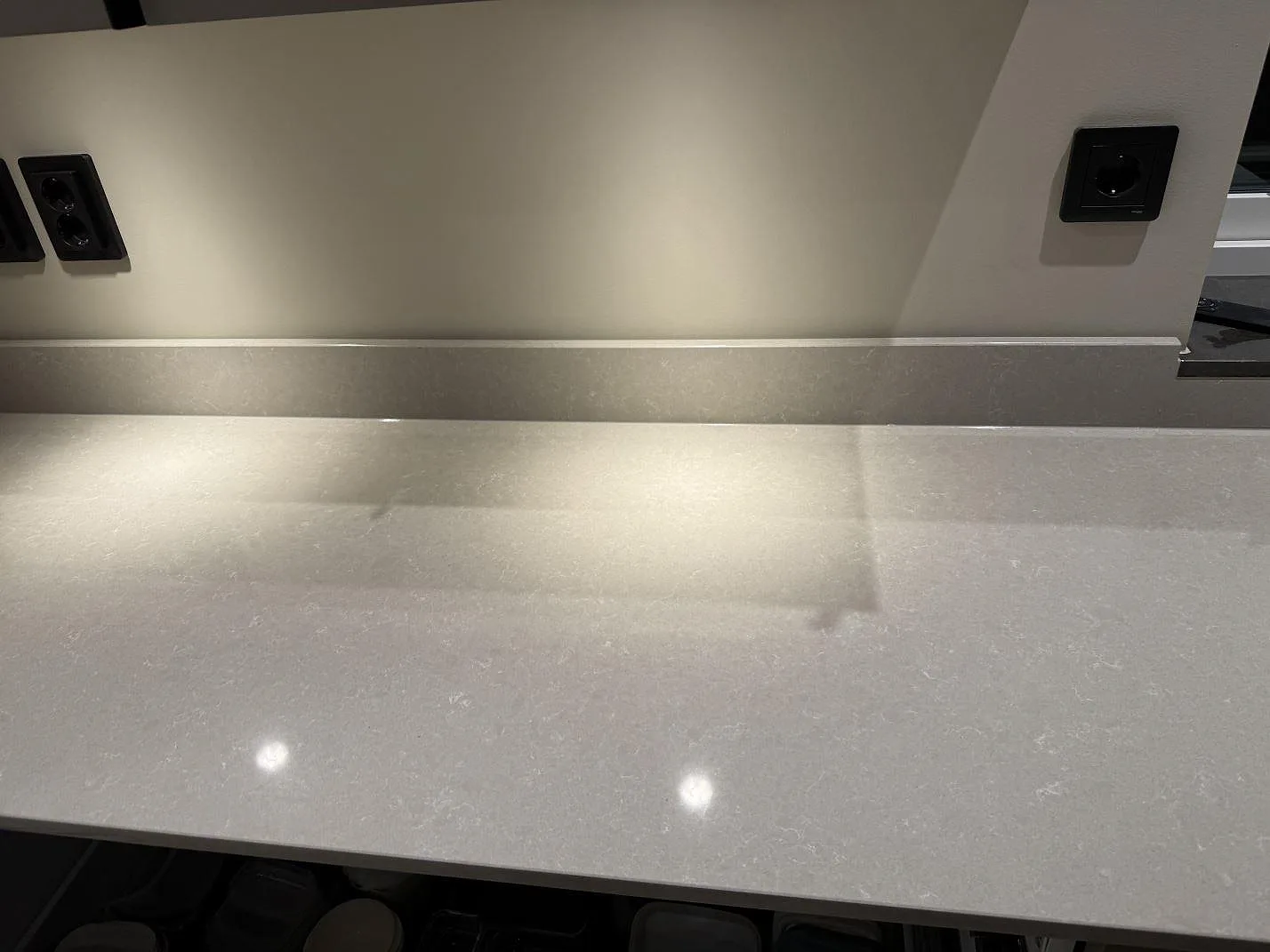 Køkkenbordplade i Technistone Noble Ivory White, Kungsbacka – billede 5