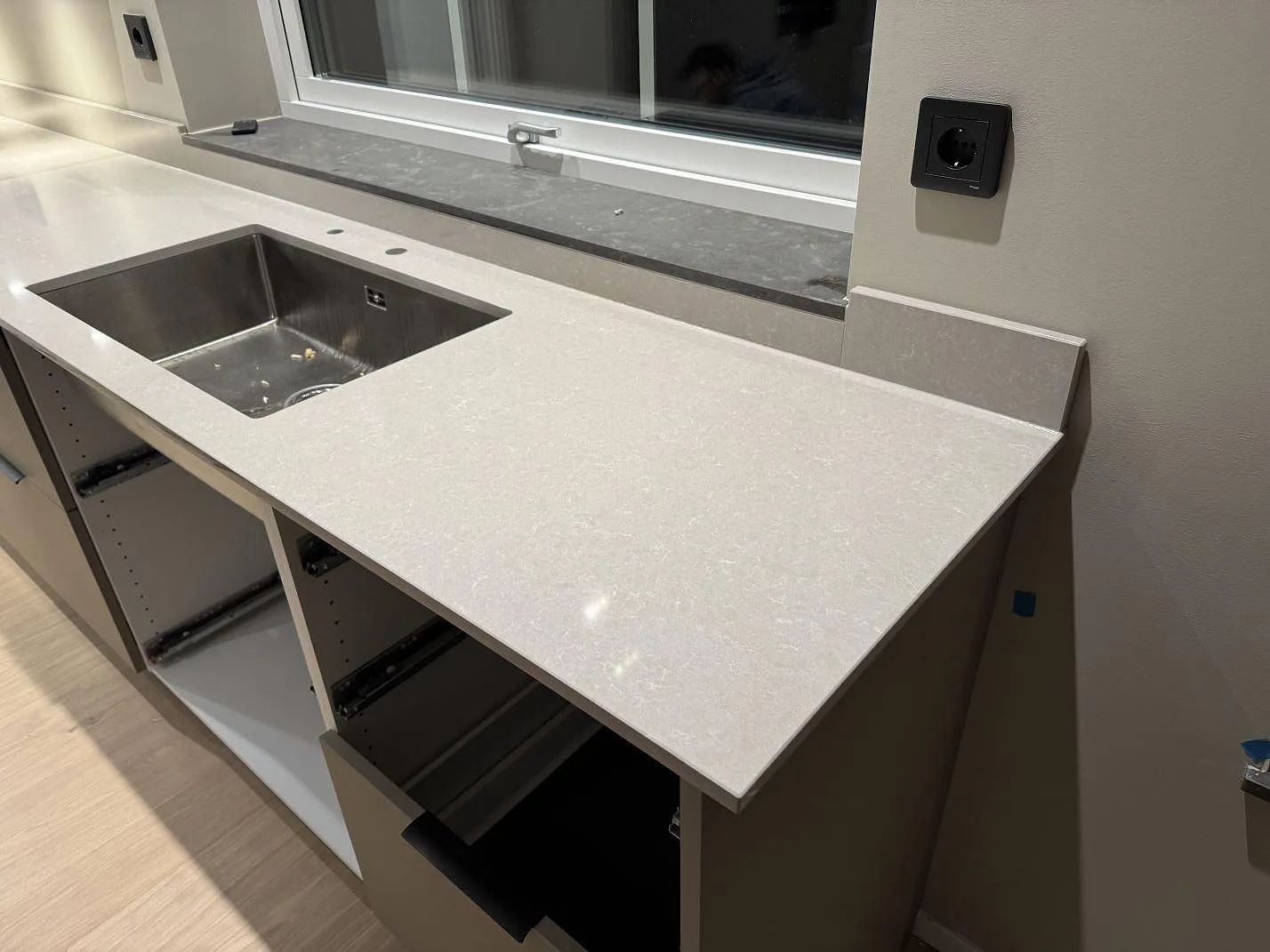 Køkkenbordplade i Technistone Noble Ivory White, Kungsbacka – billede 2