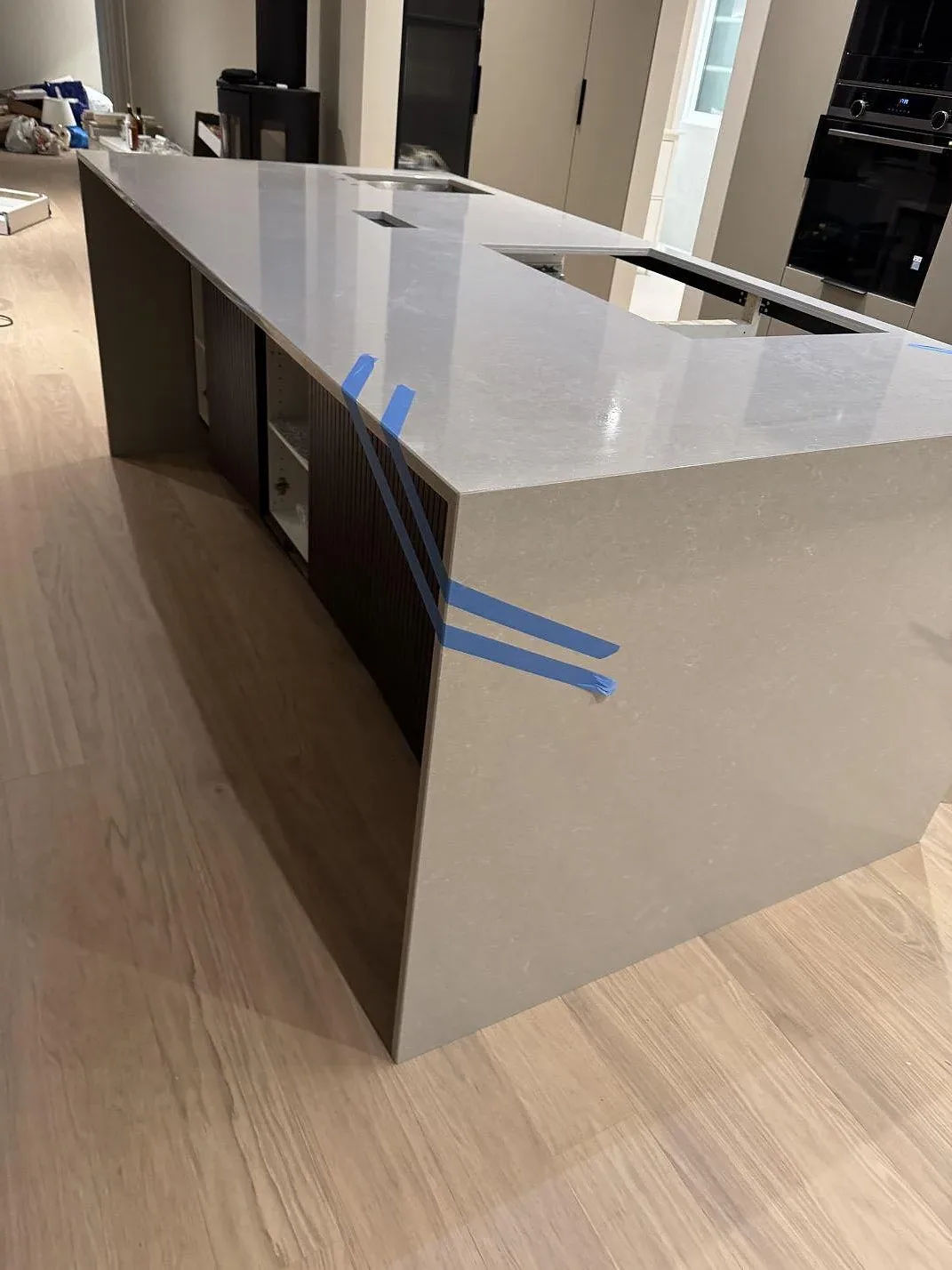 Køkkenbordplade i Technistone Noble Ivory White, Kungsbacka – billede 3