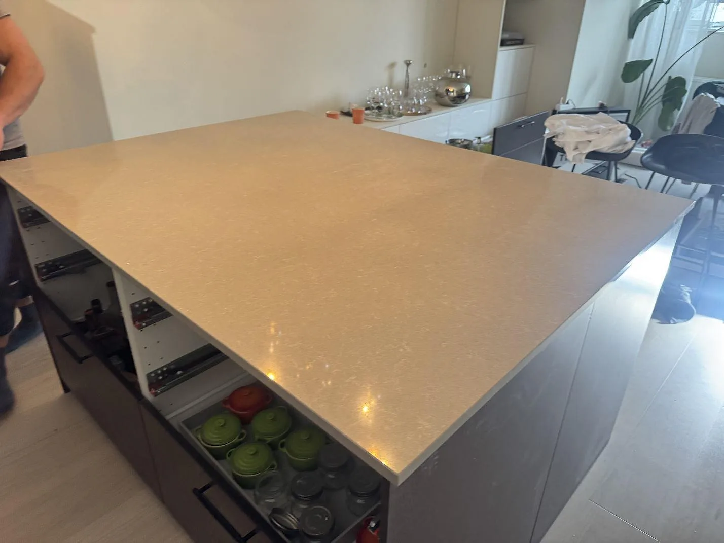 Køkkenbordplade i Technistone Noble Ivory White, Kungsbacka – billede 8