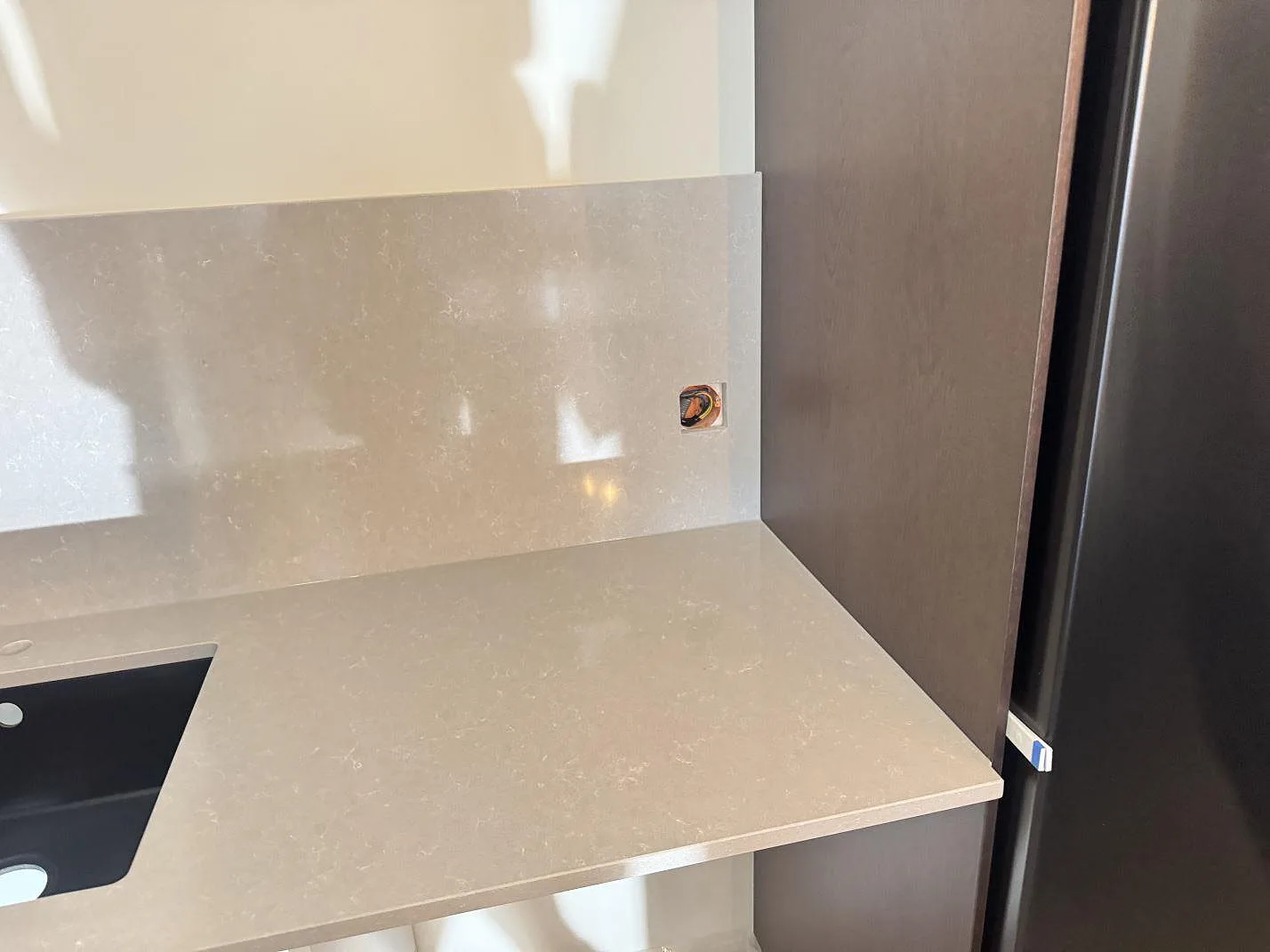 Køkkenbordplade i Technistone Noble Ivory White, Kungsbacka – billede 6