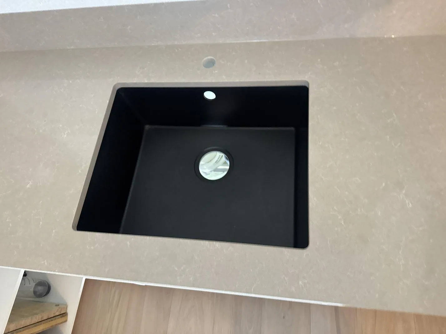 Køkkenbordplade i Technistone Noble Ivory White, Kungsbacka – billede 4