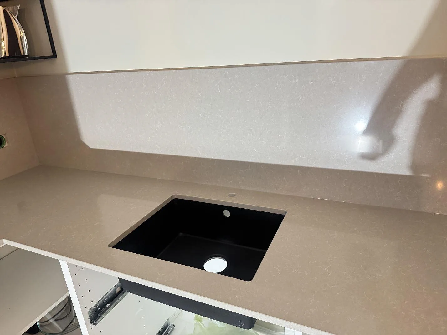 Køkkenbordplade i Technistone Noble Ivory White, Kungsbacka – billede 3