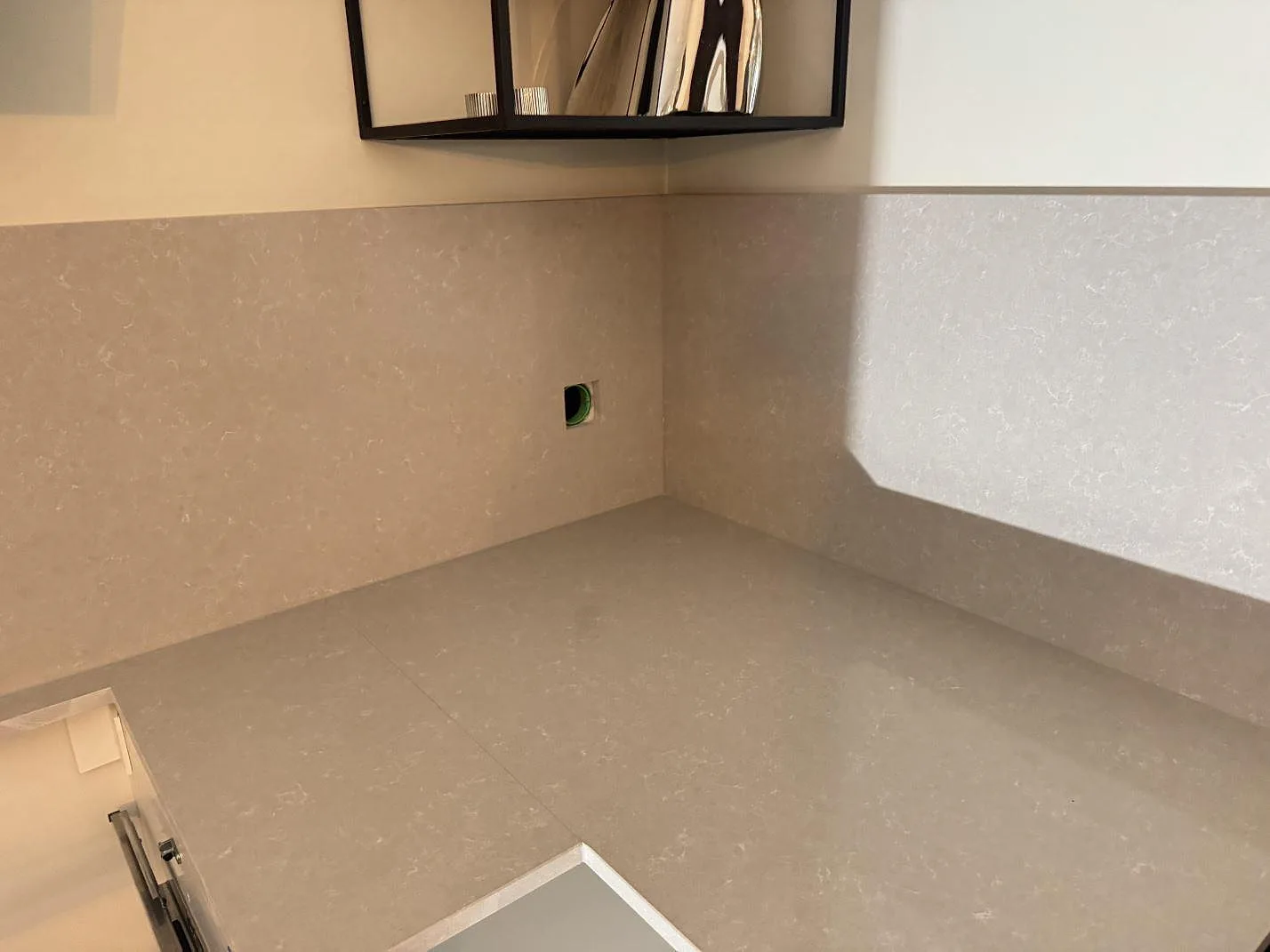 Køkkenbordplade i Technistone Noble Ivory White, Kungsbacka – billede 5