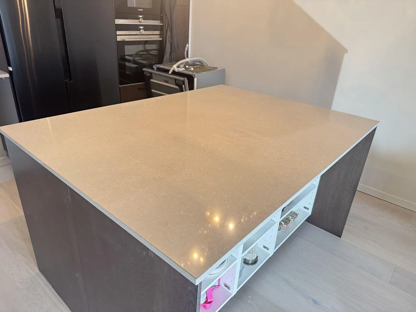 Køkkenbordplade i Technistone Noble Ivory White, Kungsbacka – billede 2
