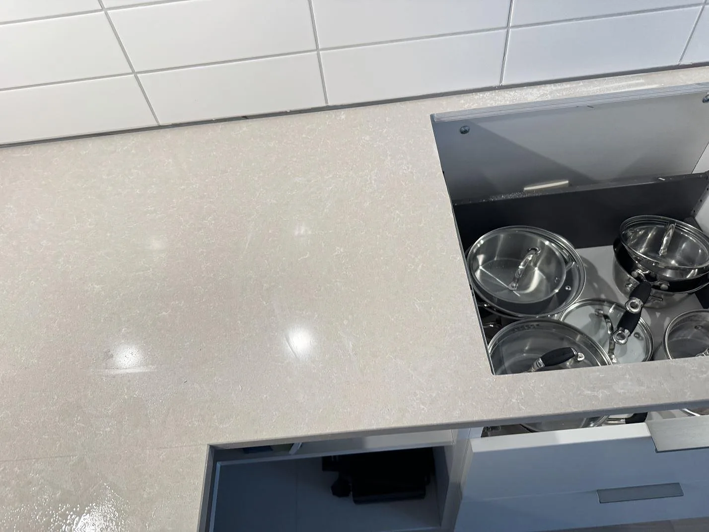 Køkkenbordplade i Technistone Noble Ivory White, Landskrona – billede 5