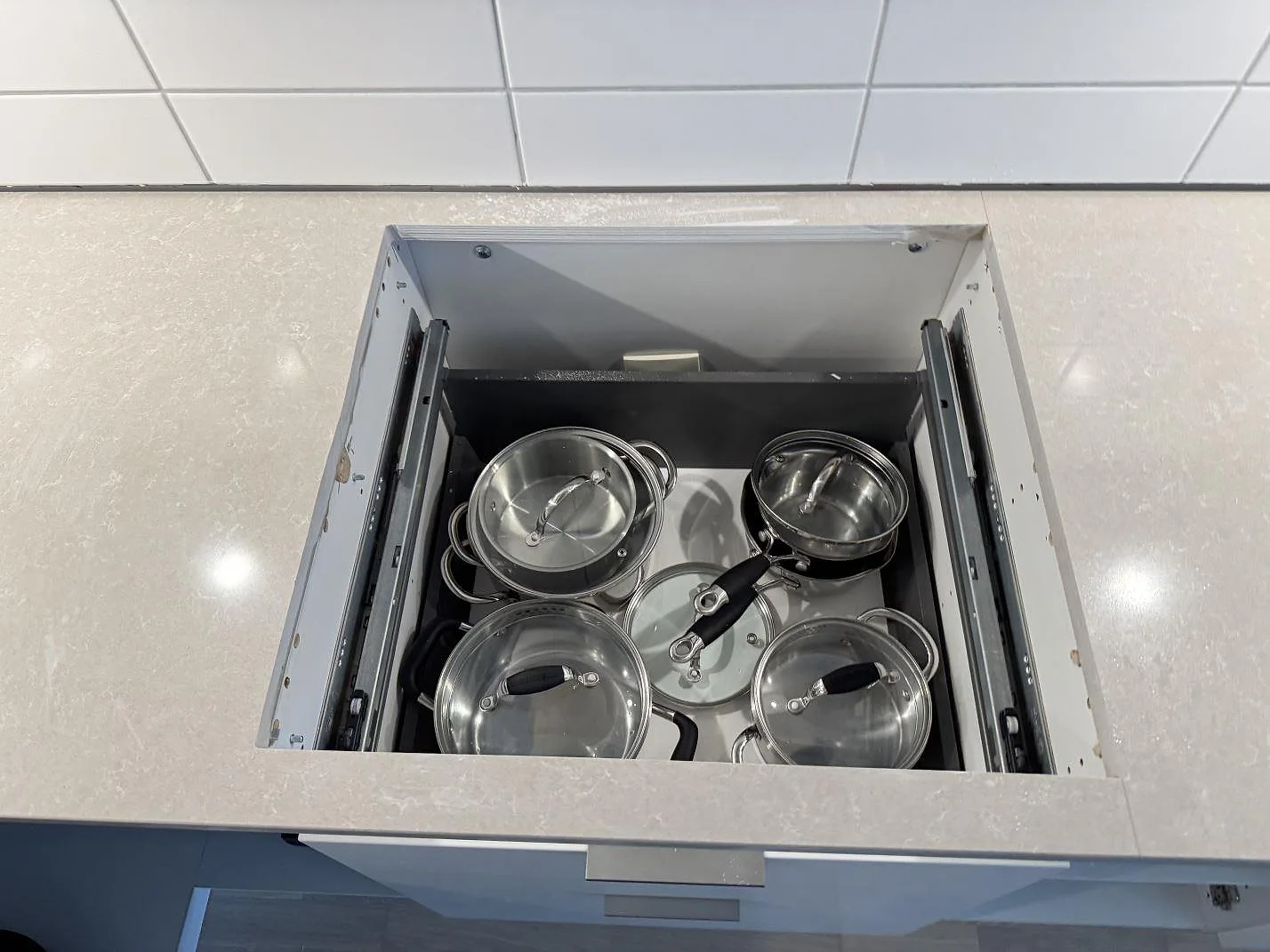 Køkkenbordplade i Technistone Noble Ivory White, Landskrona – billede 6
