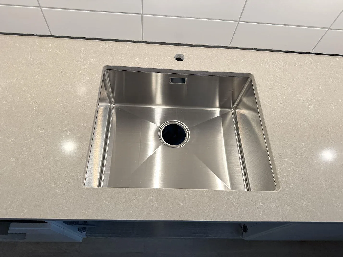 Køkkenbordplade i Technistone Noble Ivory White, Landskrona – billede 3