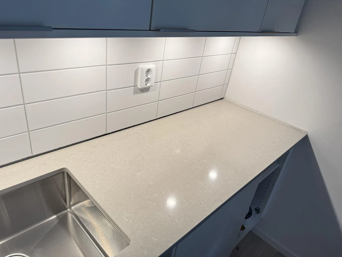 Køkkenbordplade i Technistone Noble Ivory White, Landskrona – billede 2