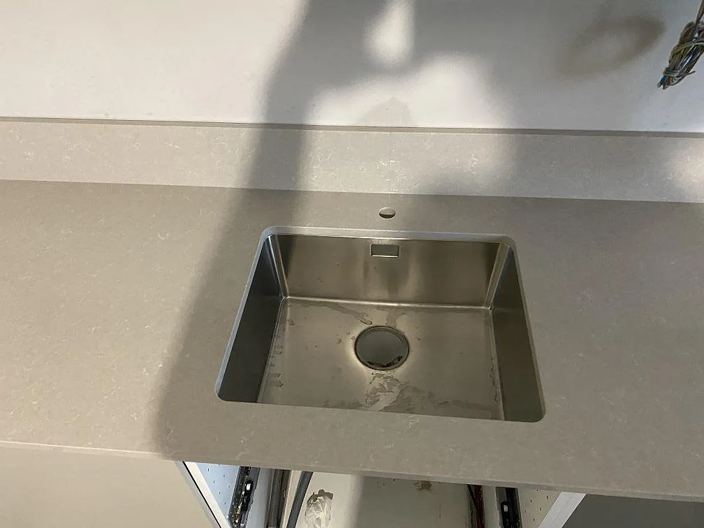 Køkkenbordplade i Technistone Noble Ivory White, Limhamn – billede 2
