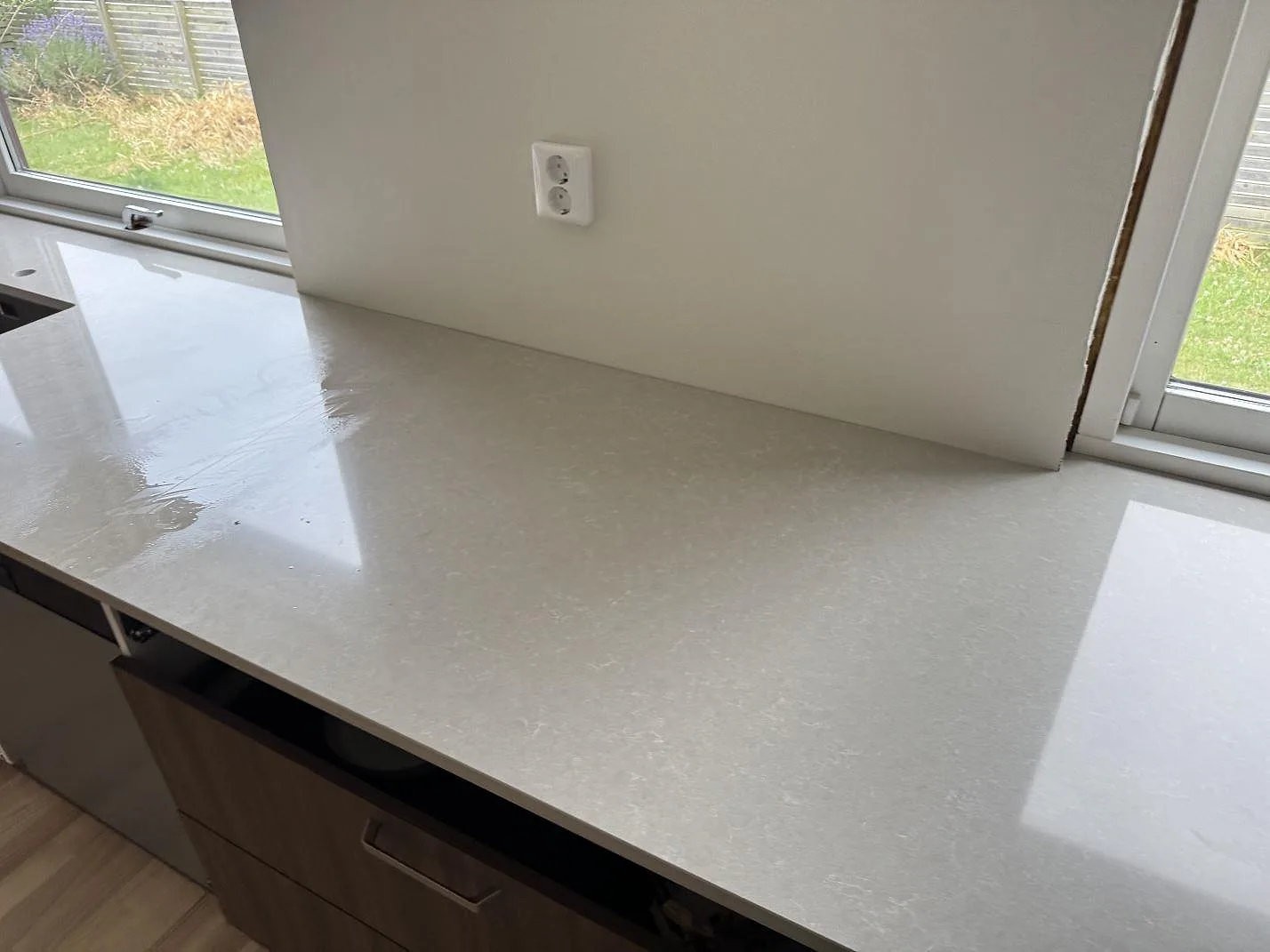 Køkkenbordplade i Technistone Noble Ivory White, Löddeköpinge – billede 3
