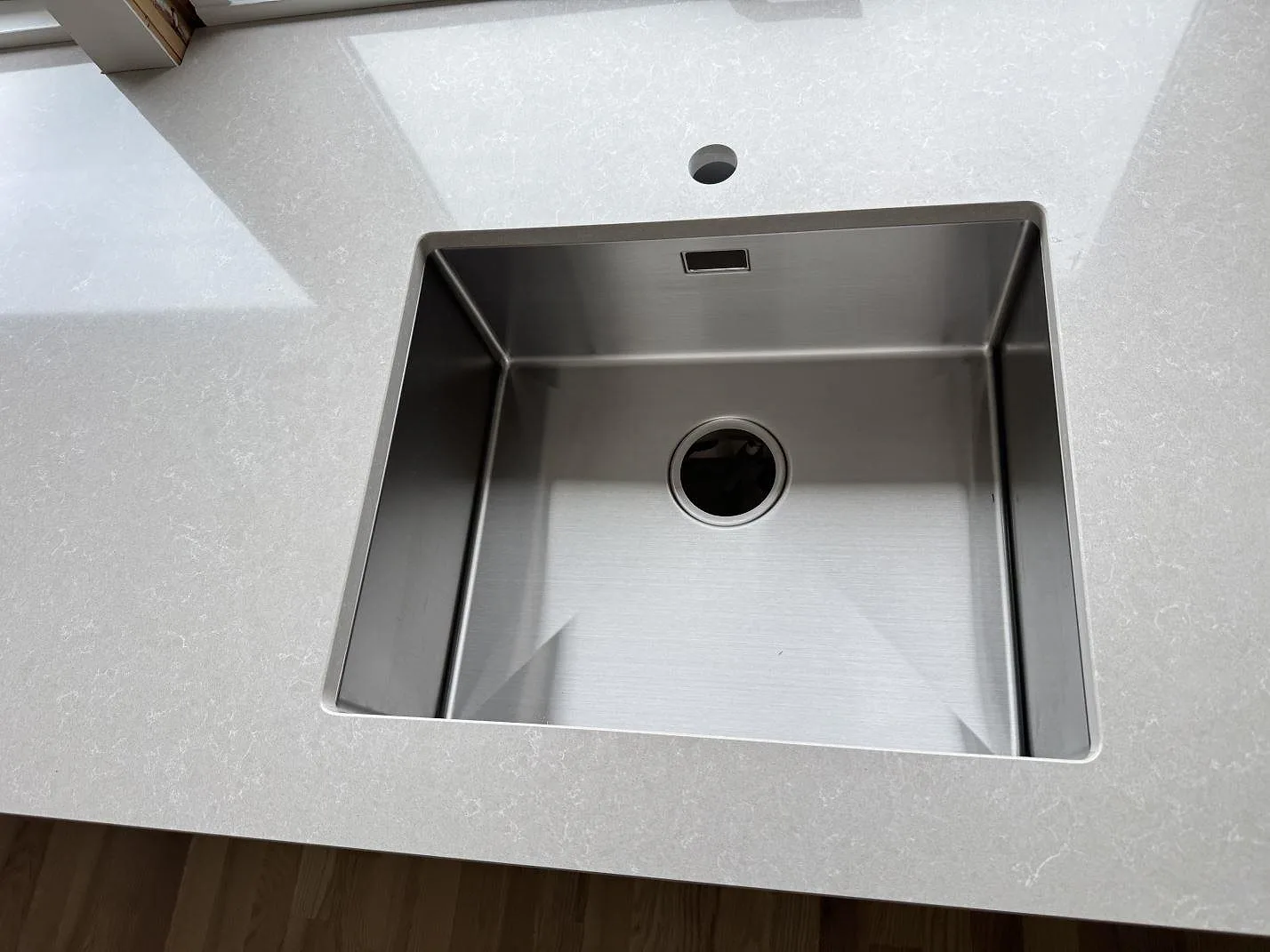 Køkkenbordplade i Technistone Noble Ivory White, Löddeköpinge – billede 4