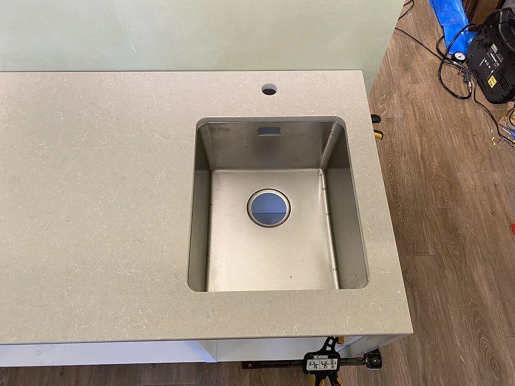 Køkkenbordplade i Technistone Noble Ivory White, Lomma – billede 3
