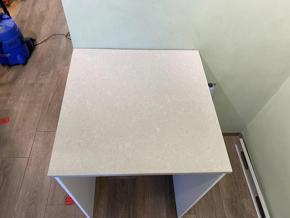 Køkkenbordplade i Technistone Noble Ivory White, Lomma – billede 5