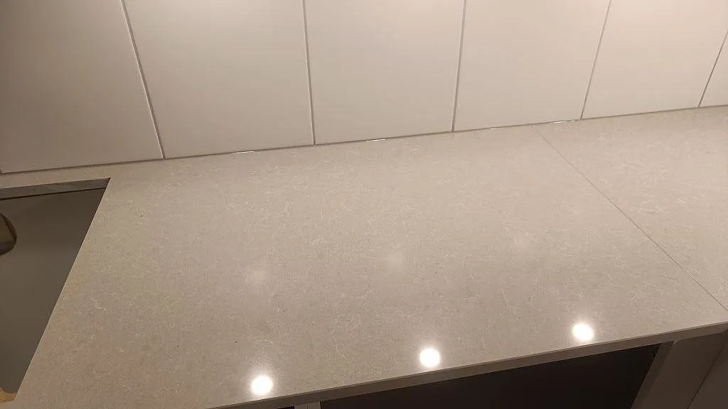 Køkkenbordplade i Technistone Noble Ivory White, Lund – billede 6
