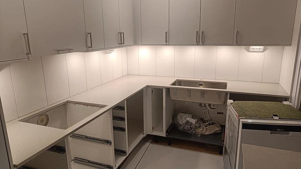 Køkkenbordplade i Technistone Noble Ivory White, Lund