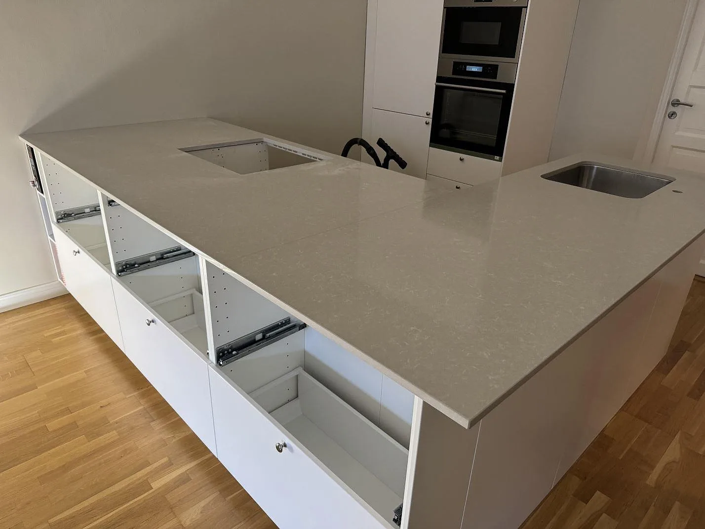Køkkenbordplade i Technistone Noble Ivory White, Malmö – billede 2