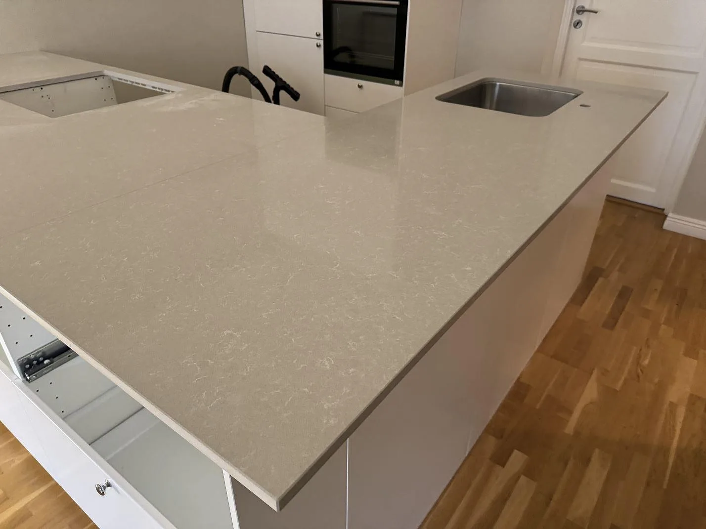 Køkkenbordplade i Technistone Noble Ivory White, Malmö – billede 3