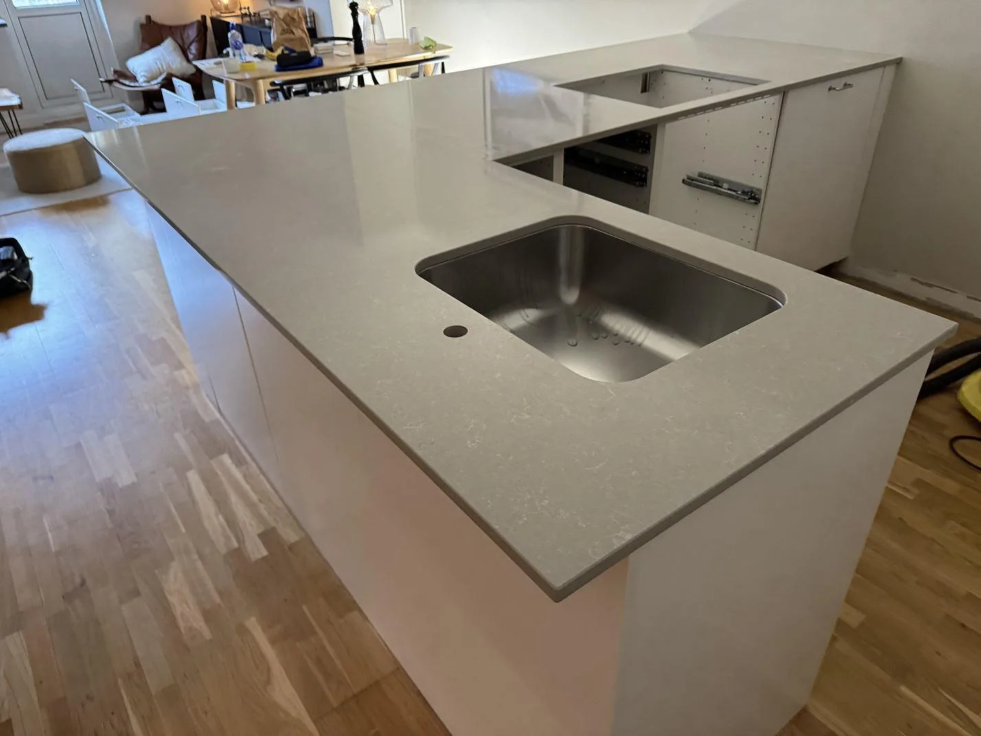 Køkkenbordplade i Technistone Noble Ivory White, Malmö