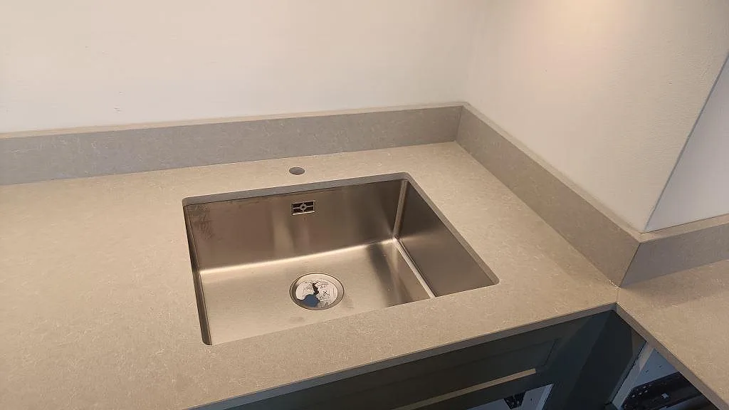 Køkkenbordplade i Technistone Noble Ivory White, Malmö – billede 2