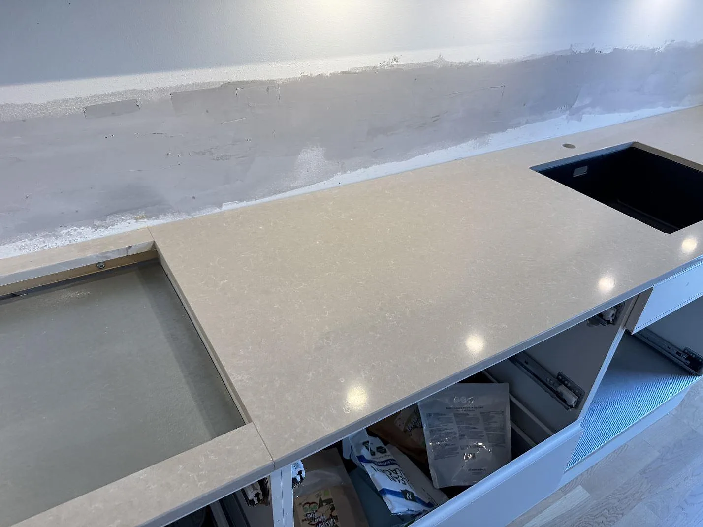 Køkkenbordplade i Technistone Noble Ivory White, Malmö – billede 5
