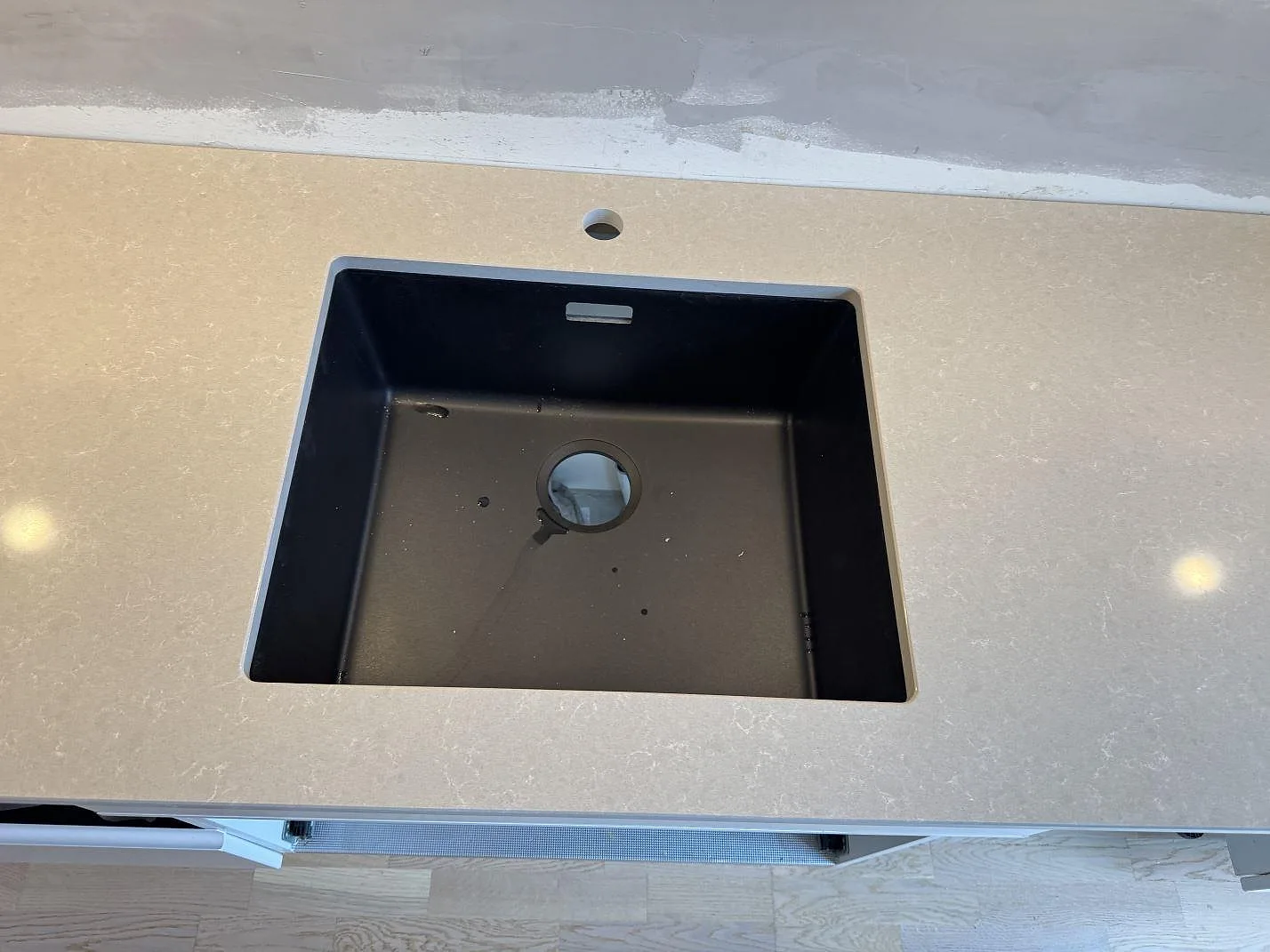 Køkkenbordplade i Technistone Noble Ivory White, Malmö – billede 7