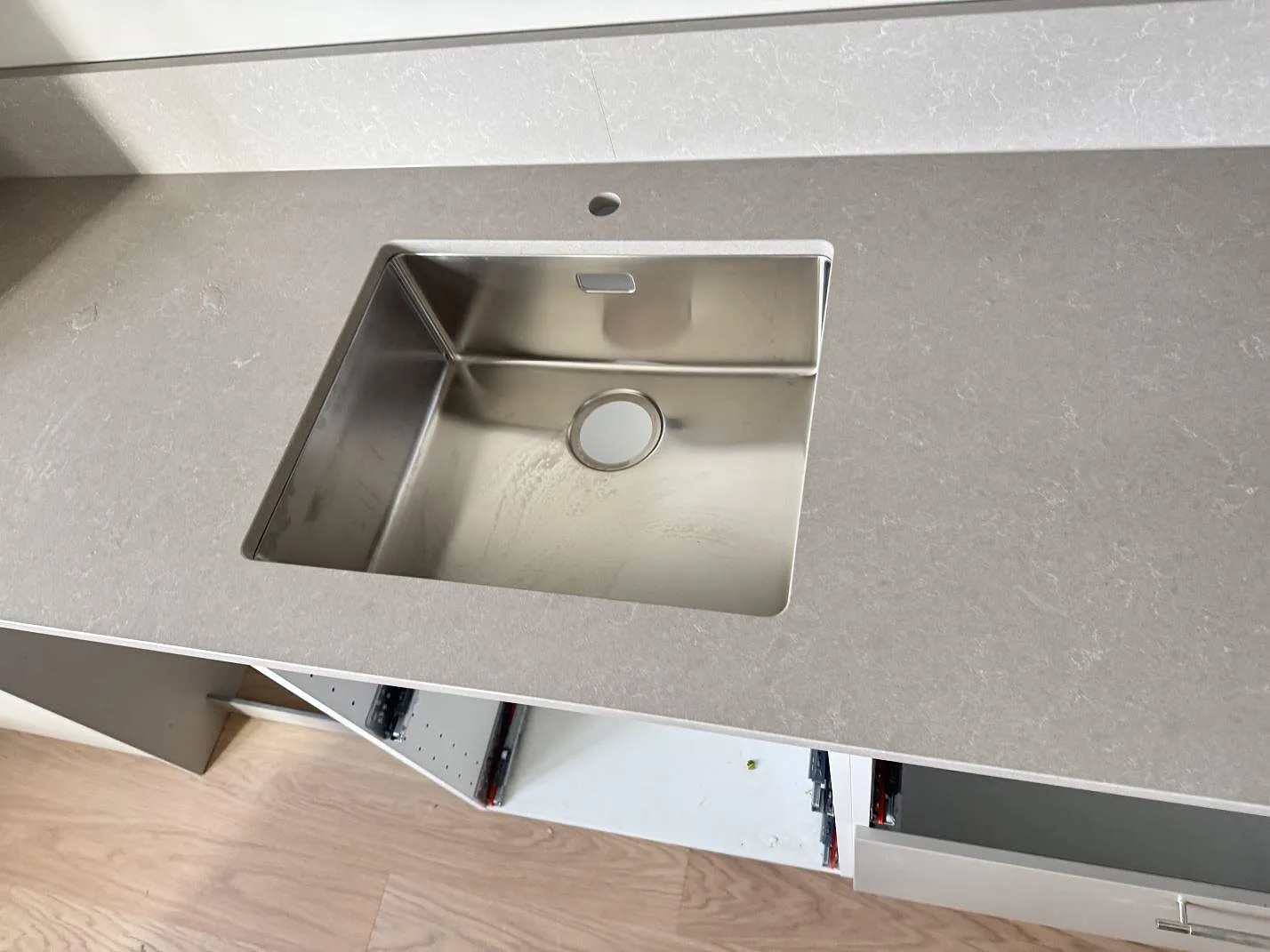 Køkkenbordplade i Technistone Noble Ivory White, Malmö – billede 3