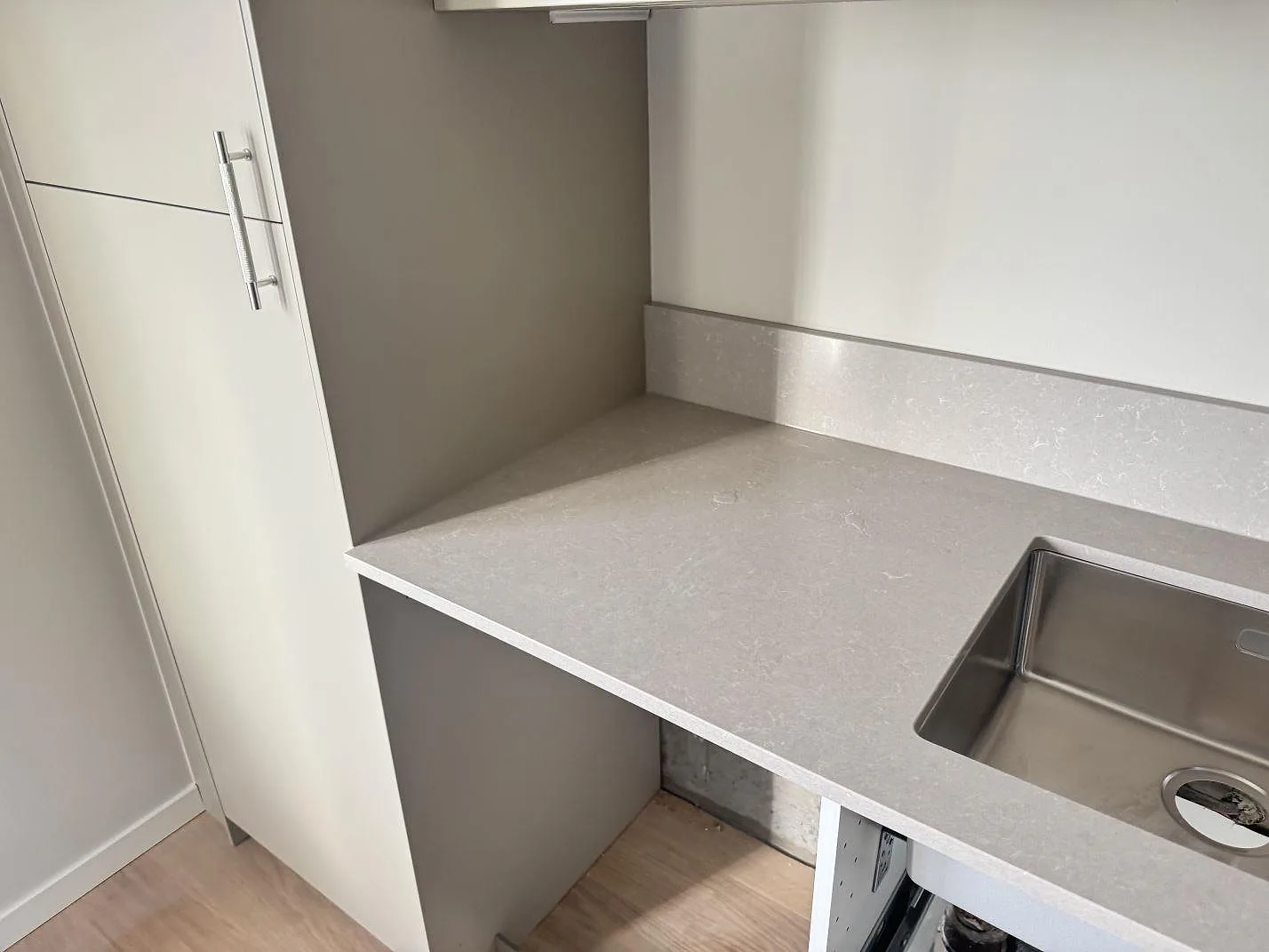 Køkkenbordplade i Technistone Noble Ivory White, Malmö – billede 2