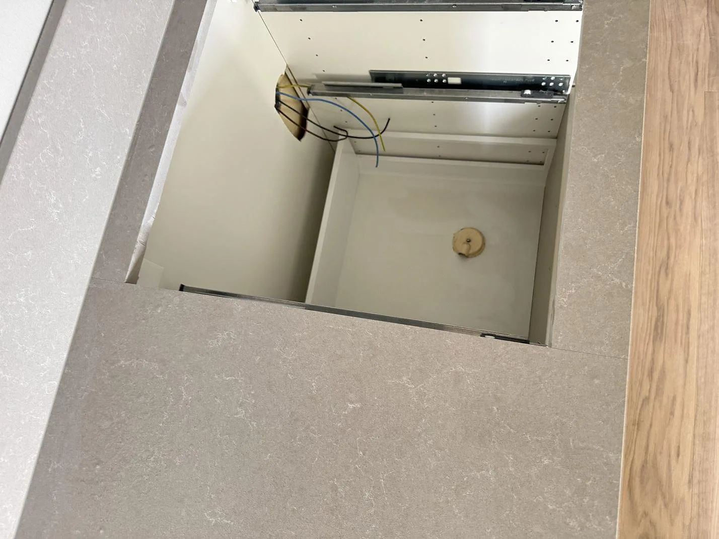 Køkkenbordplade i Technistone Noble Ivory White, Malmö – billede 7