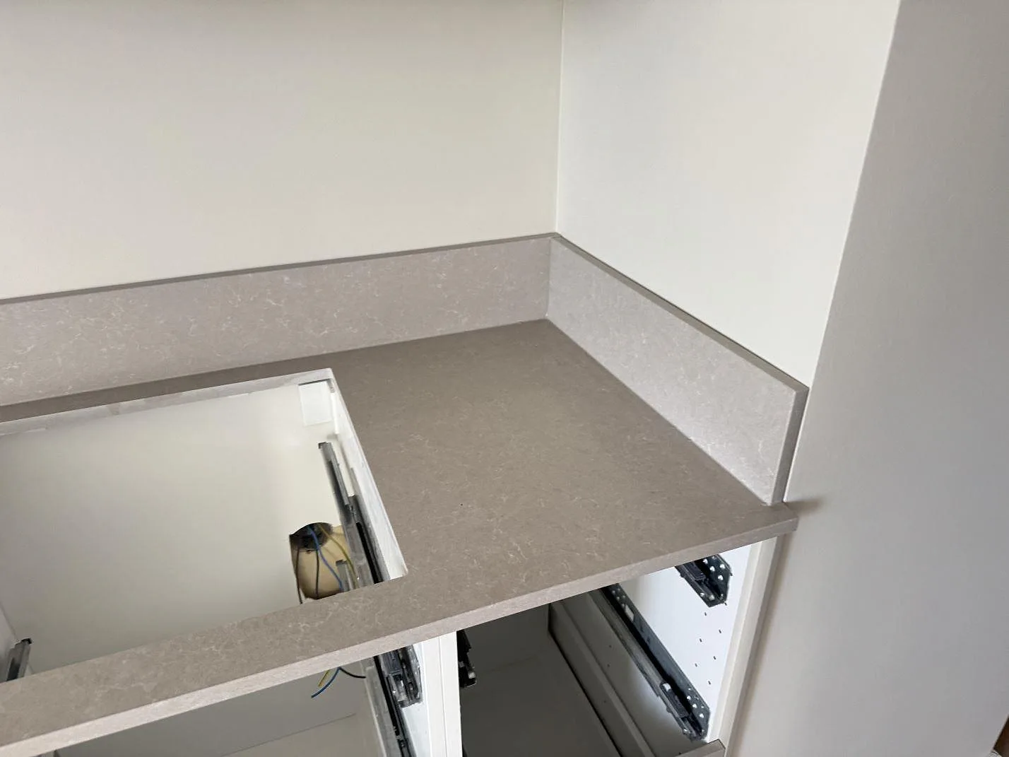 Køkkenbordplade i Technistone Noble Ivory White, Malmö – billede 5