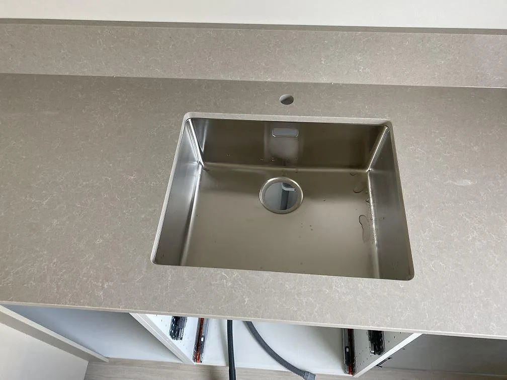 Køkkenbordplade i Technistone Noble Ivory White, Malmö – billede 2