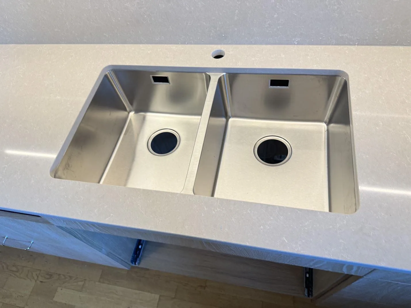 Køkkenbordplade i Technistone Noble Ivory White, Malmö – billede 4