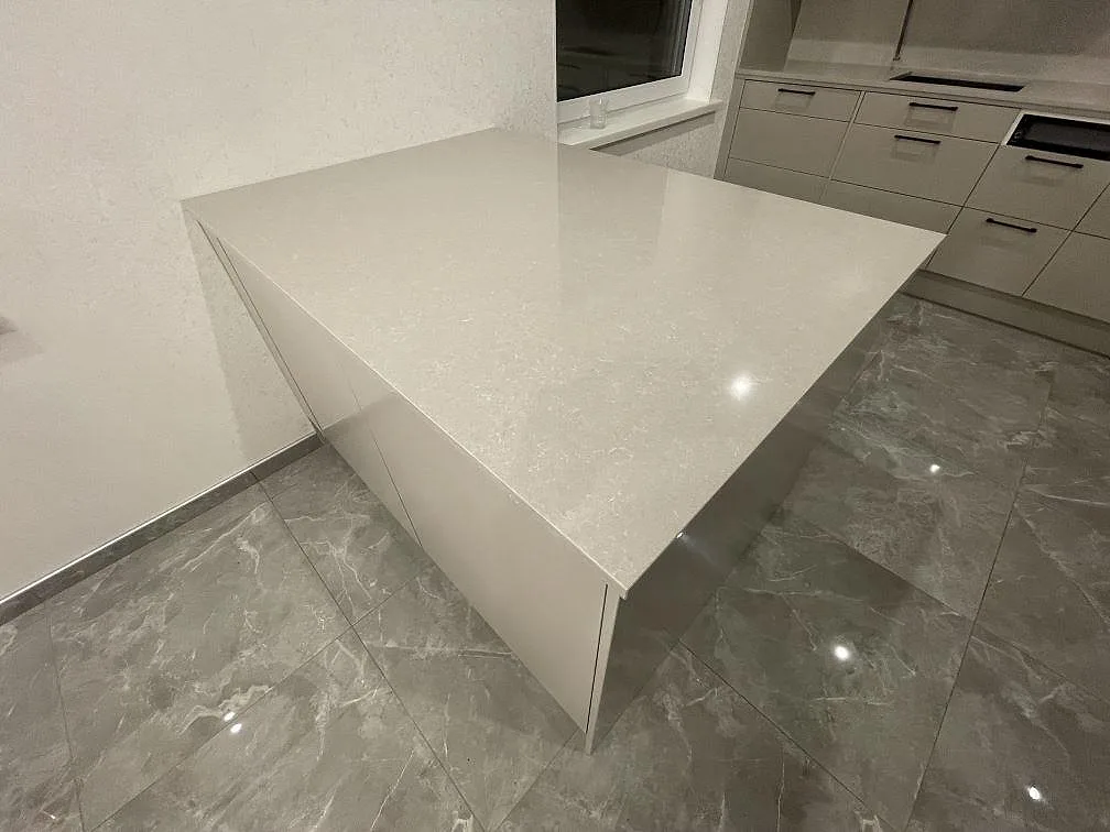 Køkkenbordplade i Technistone Noble Ivory White, Norrköping – billede 3