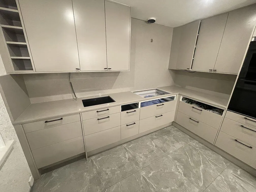Køkkenbordplade i Technistone Noble Ivory White, Norrköping – billede 4