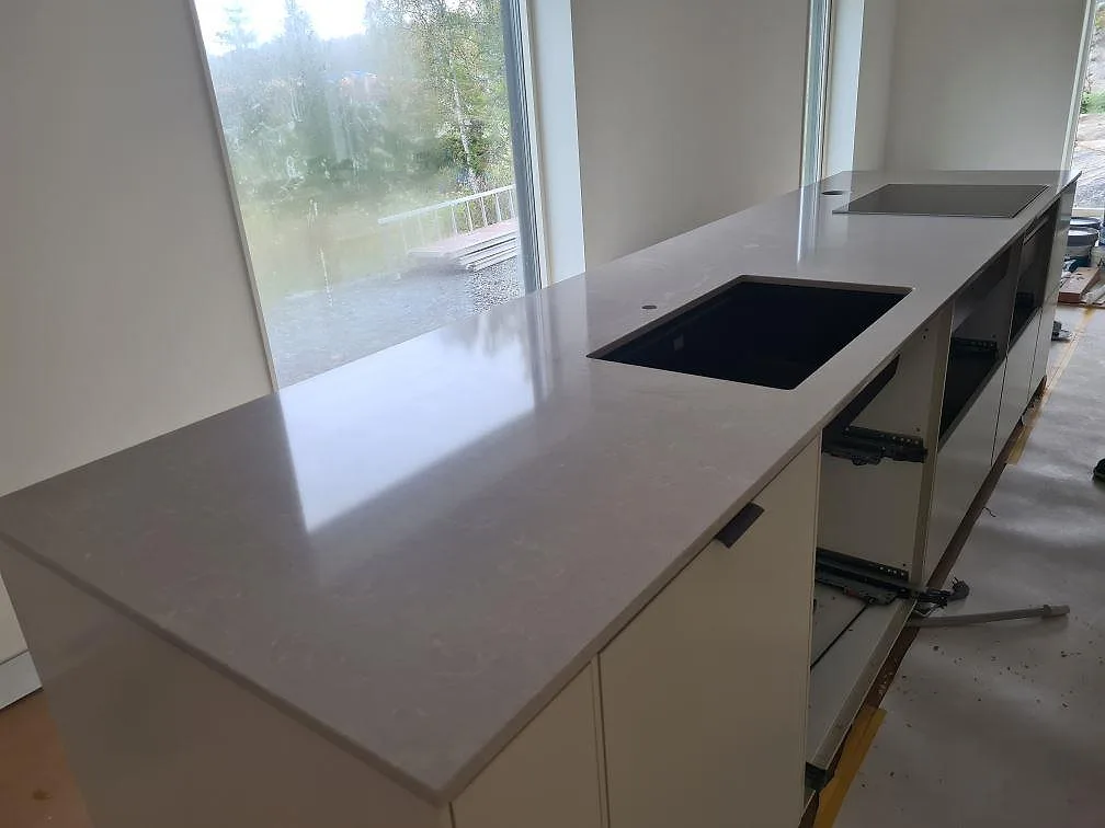 Køkkenbordplade i Technistone Noble Ivory White, Ösmo