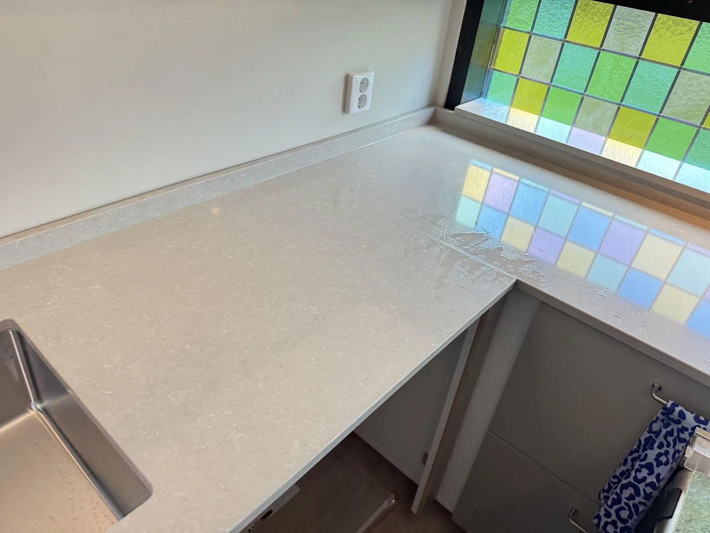 Køkkenbordplade i Technistone Noble Ivory White, Oskarström – billede 2