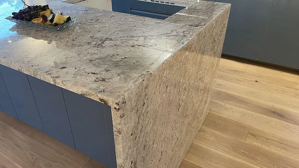 Køkkenbordplade i Technistone Noble Ivory White, Oskarström – billede 3