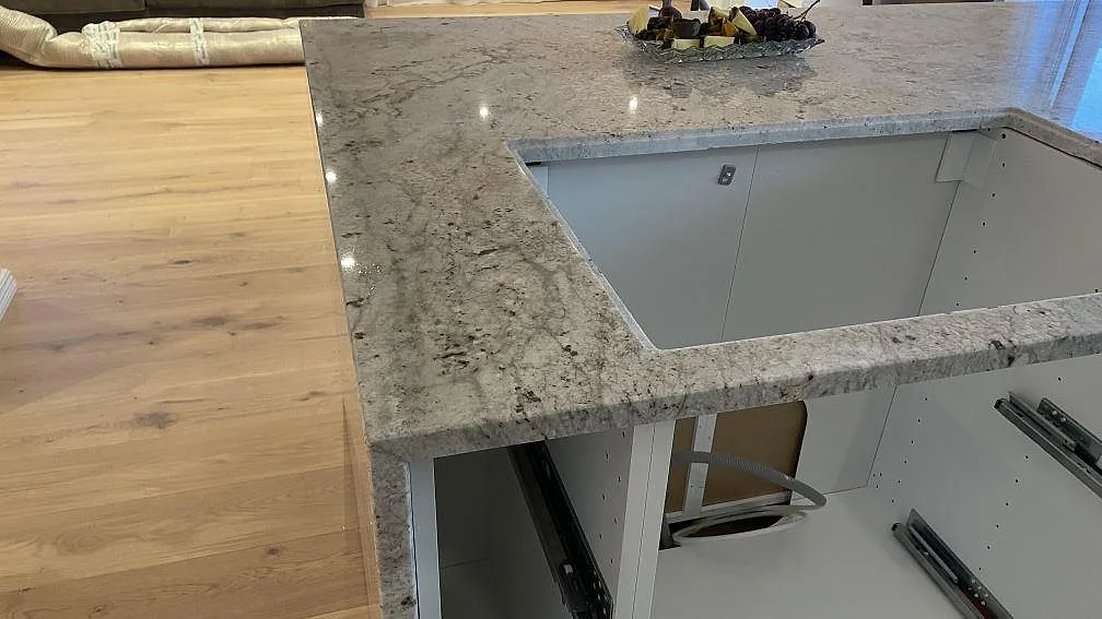 Køkkenbordplade i Technistone Noble Ivory White, Oskarström – billede 4