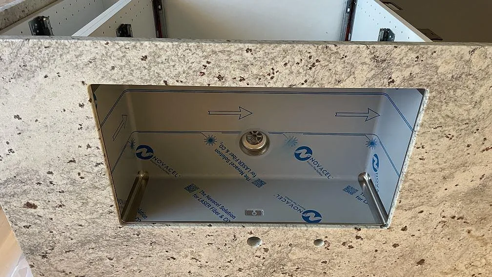 Køkkenbordplade i Technistone Noble Ivory White, Oskarström – billede 5