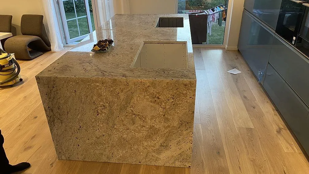 Køkkenbordplade i Technistone Noble Ivory White, Oskarström – billede 2