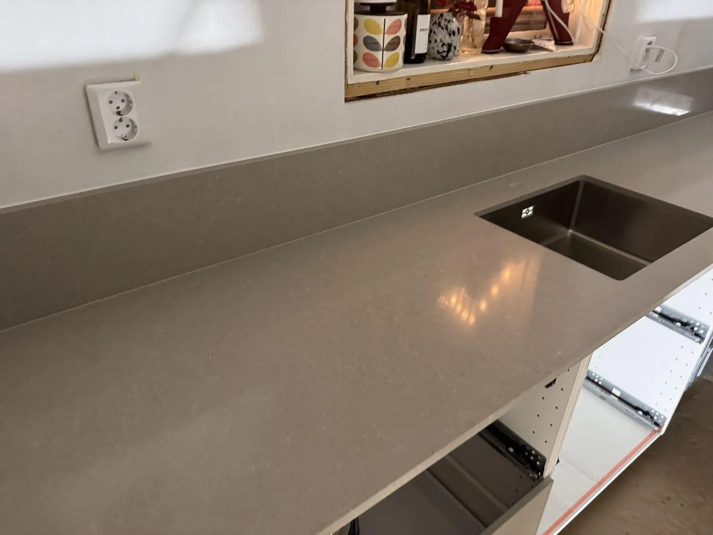 Køkkenbordplade i Technistone Noble Ivory White, Ronneby – billede 2