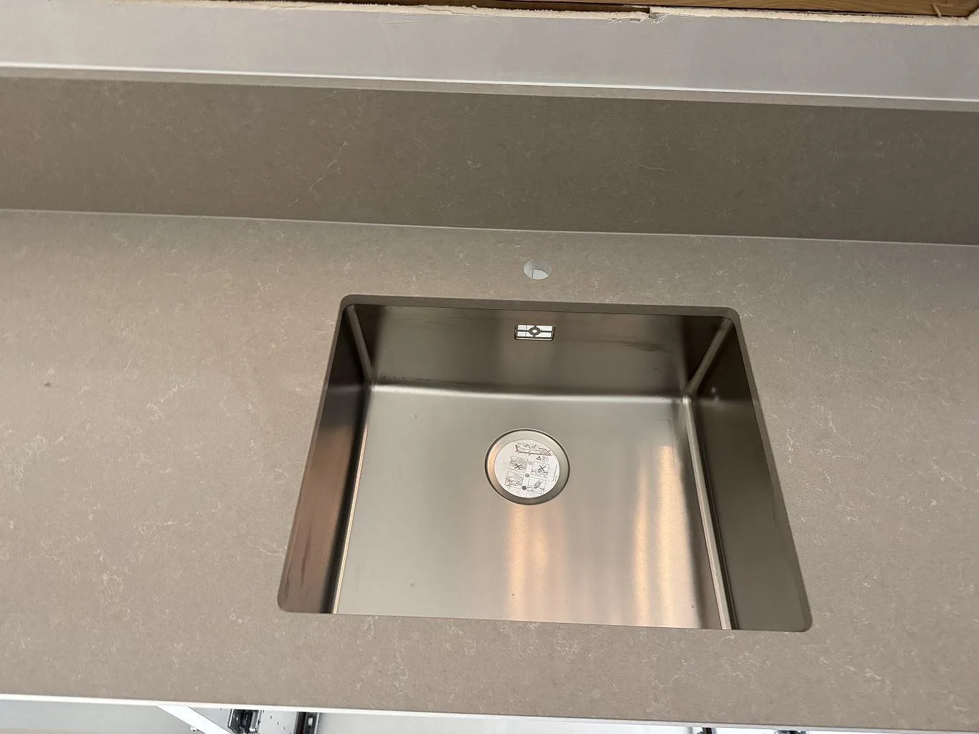 Køkkenbordplade i Technistone Noble Ivory White, Ronneby – billede 3